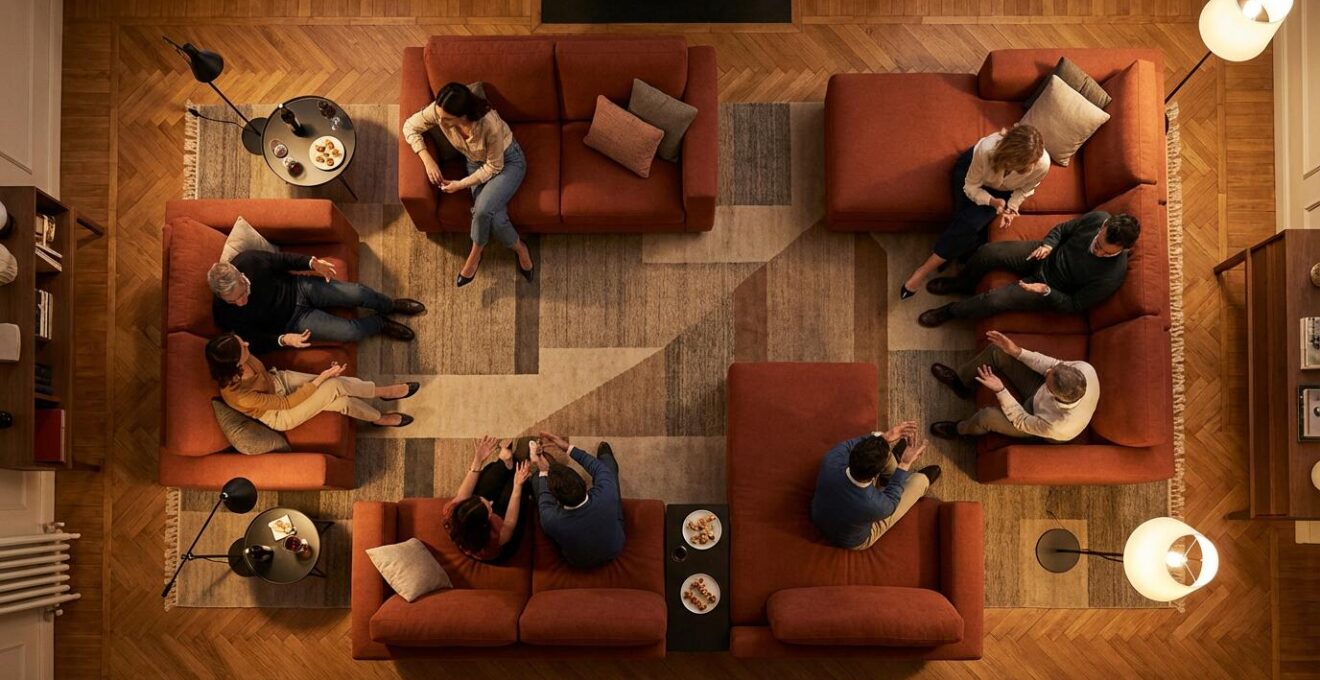 Vista aerea di un divano modulare disposto a isole separate per la conversazione