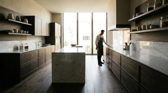 Cucina Made in Italy di alta gamma con isola centrale in marmo di Carrara e finiture in legno massello