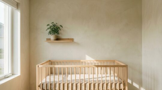 Ambiente sereno di cameretta con pittura naturale a calce in toni neutri