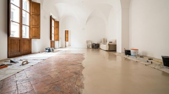 Applicazione della resina su pavimento in piastrelle durante ristrutturazione
